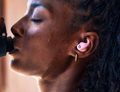 Powerbeats Fit są dostępne w czterech kolorach, w tym różowym (źródło zdjęcia: Apple)