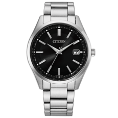 Zegarek Citizen CB0300-53E z mechanizmem Eco-Drive sterowanym radiowo, wyposażony w czarną tarczę z wykończeniem typu „sunburst”, kopertę ze stali nierdzewnej o średnicy 40 mm, bransoletę z trzema ogniwami oraz okienko datownika na godzinie 3.