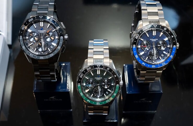Trzy zegarki Casio Oceanus OCW-P3000 w kolorach niebieskim, zielonym i czarnym ułożone obok siebie.