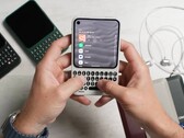 Pomimo obecności klawiatury urządzenie Clicks Communicator jest stosunkowo kompaktowe.