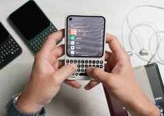 Pomimo obecności klawiatury urządzenie Clicks Communicator jest stosunkowo kompaktowe.