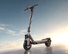 Hulajnoga elektryczna Segway Max G3 Plus jest wyposażona w tryb doładowania o mocy 2 200 W, umożliwiający przyspieszenie od 0 do 15 mil na godzinę w ciągu 2,4 sekundy.