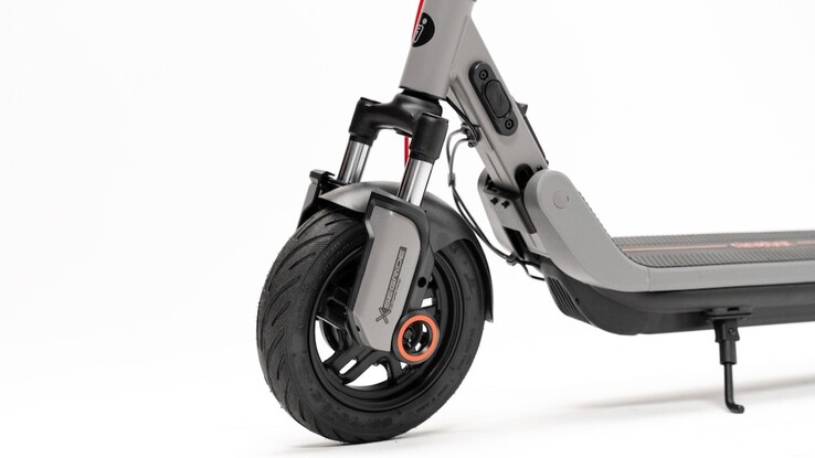 Hulajnoga elektryczna Segway E3 Go jeździ na 10-calowych oponach i ma przednie zawieszenie.