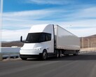 Firma Tesla rozpoczyna dostawy seryjnych ciężarówek Semi ze swojej fabryki w Sparks w stanie Nevada