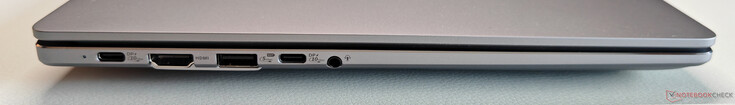 Po lewej: USB-C 3.2 Gen2 (10 Gbit/s, DisplayPort ALT mode, Power Delivery), HDMI 2.1 TMDS, USB-A 3.2 Gen1 (5 Gbit/s, Powered), USB-C 3.2 Gen.2 (10 Gbit/s, DisplayPort ALT mode, Power Delivery), 3,5 mm audio
