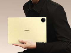 MatePad Pro 13.2 (2025) jest już stosunkowo dużym tabletem. (Źródło zdjęcia: Huawei)