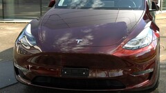 Berlin Model Y w kolorze Midnight Cherry Red (zdjęcie: Vision E Drive/YT)