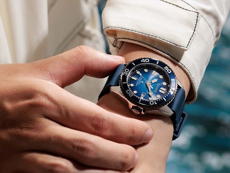 Osoba nosząca na nadgarstku zegarek Citizen Promaster Marine BN0267-04L z niebieską tarczą o gradientowym wykończeniu i niebieskim paskiem.