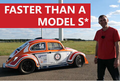 Lżejsze nadwozie i mniejsza powierzchnia Beetle'a wydają się mu pomagać, ponieważ pokonał Teslę Model S P100D z dokładnie tymi samymi silnikami na torze drag strip. (Źródło obrazu: Electric Classic Cars na YouTube)