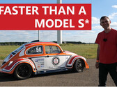 Lżejsze nadwozie i mniejsza powierzchnia Beetle'a wydają się mu pomagać, ponieważ pokonał Teslę Model S P100D z dokładnie tymi samymi silnikami na torze drag strip. (Źródło obrazu: Electric Classic Cars na YouTube)