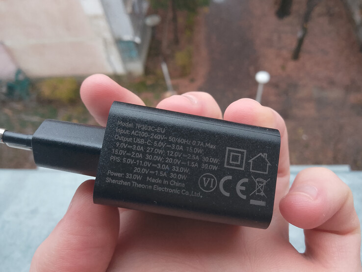 Telefon zdecydowanie nie boi się upadku, ale ładowarka może. (Źródło zdjęcia: Sergey Tarasov - Notebookcheck)