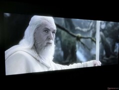 Szczegóły pozostają wyraźne w trudnych obszarach, takich jak włosy Gandalfa. Ponadto wokół jego laski nie ma pasm kolorów ani aureoli. (Zdjęcie: Władca Pierścieni: Powrót Króla od New Line Cinema)