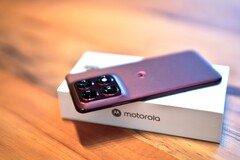 Motorola Edge 70 Pro jest smukła, a mimo to wyposażona jest w pojemną baterię i obsługuje ładowanie bezprzewodowe.