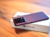 Motorola Edge 70 Pro jest smukła, a mimo to wyposażona jest w pojemną baterię i obsługuje ładowanie bezprzewodowe.