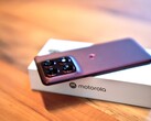 Motorola Edge 70 Pro jest smukła, a mimo to wyposażona jest w pojemną baterię i obsługuje ładowanie bezprzewodowe.