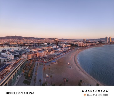 Problemy z balansem bieli za oknem z 16 piętra hotelu W w Barcelonie o wschodzie słońca.