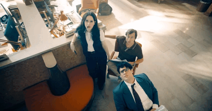 Lois, Jimmy i Clark spoglądają w górę w newsroomie Daily Planet (Źródło zdjęcia: Warner Bros. Pictures / Zdjęcie Jessica Miglio via Batman News)