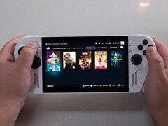 Asus ROG Ally z systemem Bazzite 43 pokazuje bibliotekę gier zawierającą Celeste, DOOM: The Dark Ages, Megabonk i Returnal. (The Phawx via YouTube)