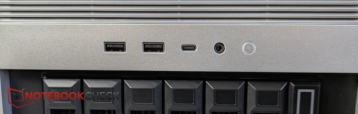 Przód: 2x USB-A 3.0, USB-C 3.0, gniazdo słuchawkowe