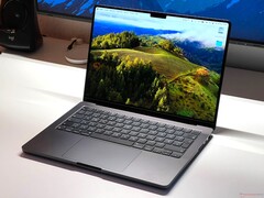 Według analityka Bloomberga Marka Gurmana, Apple formalnie rozpoczął prace nad MacBookiem Pro opartym na Apple M4. (Zdjęcie: Andreas Osthoff, Notebookcheck)