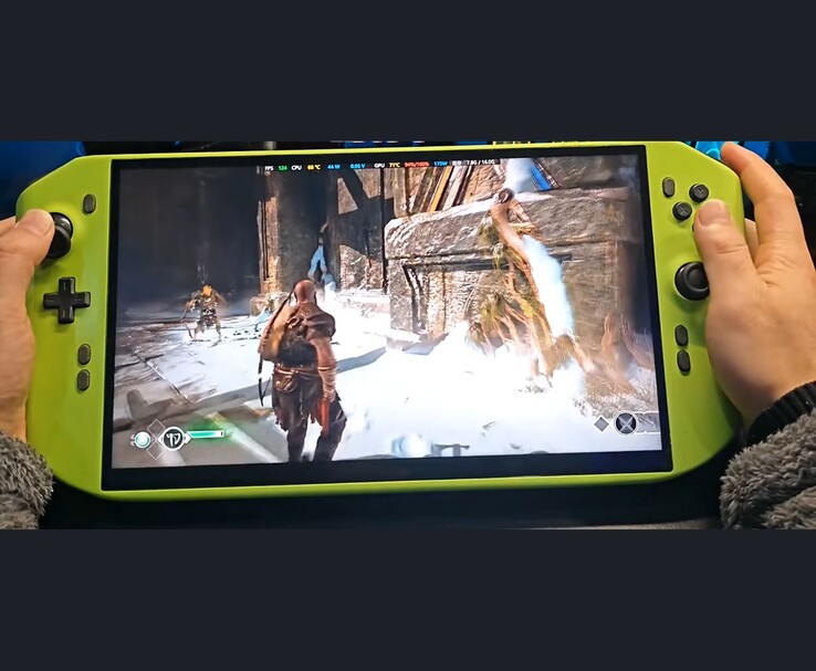 Ręczny komputer do gier DIY napędzany RTX 4090 z grą God of War. (Źródło obrazu: NITTRX na YouTube)