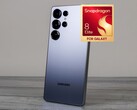 Mówi się, że Galaxy S26 Ultra będzie miał zwiększoną pojemność baterii i ulepszone ładowanie w porównaniu do swojego poprzednika przedstawionego tutaj. (Źródło zdjęcia: Notebookcheck, Qualcomm, edytowane)