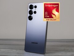Mówi się, że Galaxy S26 Ultra będzie miał zwiększoną pojemność baterii i ulepszone ładowanie w porównaniu do swojego poprzednika przedstawionego tutaj. (Źródło zdjęcia: Notebookcheck, Qualcomm, edytowane)
