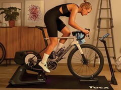 Garmin Tacx NEO 3M może symulować różne powierzchnie, w tym żwir i bruk. (Źródło zdjęcia: Garmin)