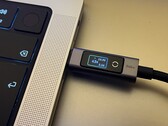 Kabel Ugreen 240W USB-C do USB-C z wyświetlaczem cyfrowym w orientacji poziomej
