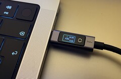 Kabel Ugreen 240W USB-C do USB-C z wyświetlaczem cyfrowym w orientacji poziomej