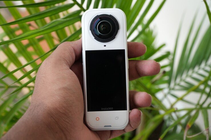 Insta360 X5 w kolorze satynowej bieli (źródło zdjęcia: Abhinav Fating/Notebookcheck)