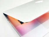 Oczekuje się, że firma Apple wprowadzi w przyszłości zarówno model MacBook Pro z ekranem LCD, jak i MacBook Ultra z wyświetlaczem OLED.