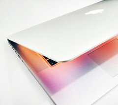 Oczekuje się, że firma Apple wprowadzi w przyszłości zarówno model MacBook Pro z ekranem LCD, jak i MacBook Ultra z wyświetlaczem OLED.