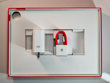 W pudełku znajduje się ładowarka 45 W, kabel USB Type-A do Type-C oraz narzędzie do wysuwania karty SIM (dla wersji 5G). (Źródło obrazu: Notebookcheck)