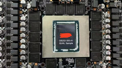 Trwają prace nad modułami pamięci VRAM GDDR7 o pojemności do 6 GB; na zdjęciu: płytka drukowana karty GeForce RTX 5090 z odsłoniętymi modułami pamięci