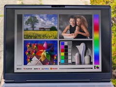 Na zewnątrz w cieniu. Laptopy Alienware nie zostały zaprojektowane z myślą o optymalnej widoczności na zewnątrz