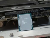Intel Core i9-14900K traci aż 23% swojej wielordzeniowej wydajności po aktualizacji BIOS-u, która miała zaradzić degradacji procesora. (Źródło zdjęcia: Sebastian Bade / Notebookcheck)
