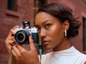 Bezlusterkowy aparat cyfrowy Fujifilm X-T30 III to kompaktowy model zapewniający zdjęcia o rozdzielczości 26,1 MP i filmy 6K 30P. (Źródło zdjęcia: Fujifilm)