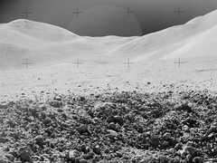 Zbliżenie fragmentu krateru sfotografowanego podczas trzeciego księżycowego spaceru Apollo 15 (źródło zdjęcia: NASA; przycięte)