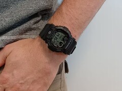 Zegarek Casio G-Shock GD-350S-1D jest podobny do starszego modelu GD-350-1 (na zdjęciu)
