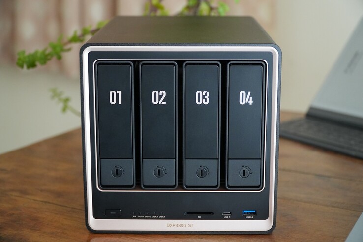 Urządzenie Ugreen NASync DXP4800 GT jest wyposażone w dwa porty 10 GbE