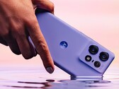 Motorola Edge 50 Pro jest dostarczana w wodoodpornym etui, dostępnym w kolorze fioletowym, czarnym lub białym. (Zdjęcie: Motorola)