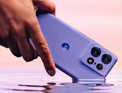 Motorola Edge 50 Pro jest dostarczana w wodoodpornym etui, dostępnym w kolorze fioletowym, czarnym lub białym. (Zdjęcie: Motorola)