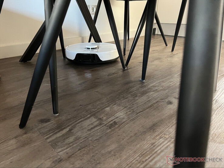 Roborock S8 w labiryncie z nogami krzesła