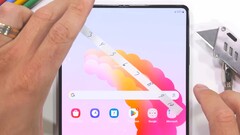 UTG w Samsungu Galaxy Z Fold6 może być odporny na zarysowania od paznokci, w przeciwieństwie do Galaxy Z Fold5. (Zdjęcie: JerryRigEverything)