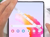 UTG w Samsungu Galaxy Z Fold6 może być odporny na zarysowania od paznokci, w przeciwieństwie do Galaxy Z Fold5. (Zdjęcie: JerryRigEverything)