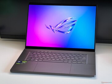 Asus ROG Zephyrus G16 (źródło zdjęcia: Andreas Osthoff/Notebookcheck)