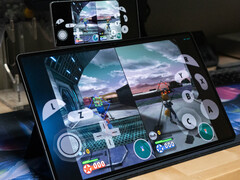 Dolphin Netplay uruchamia grę „Star Fox: Assault” na dwóch różnych urządzeniach z systemem Android.