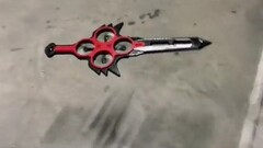 Zdjęcie drona przypominającego miecz unoszącego się w powietrzu (źródło zdjęcia: Wooden-Journalist902 via Reddit, zrzut ekranu)