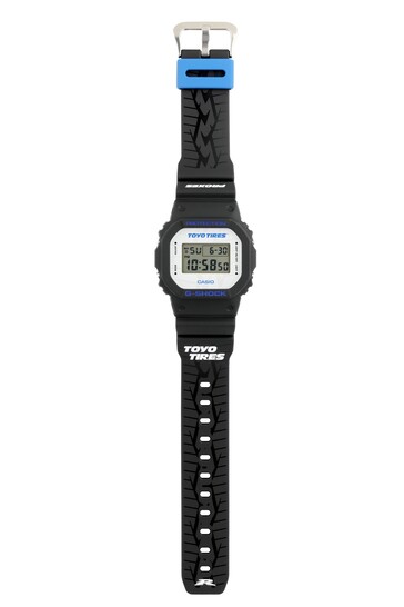 Widok z przodu limitowanego zegarka Casio G-Shock DW5600TT25-1 x Toyo Tires.